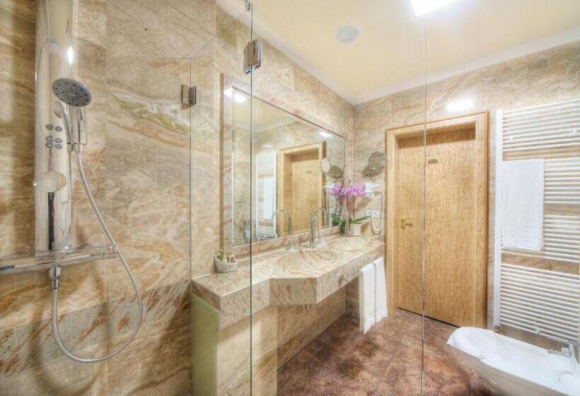 带河景的标准单人间, Häcker S