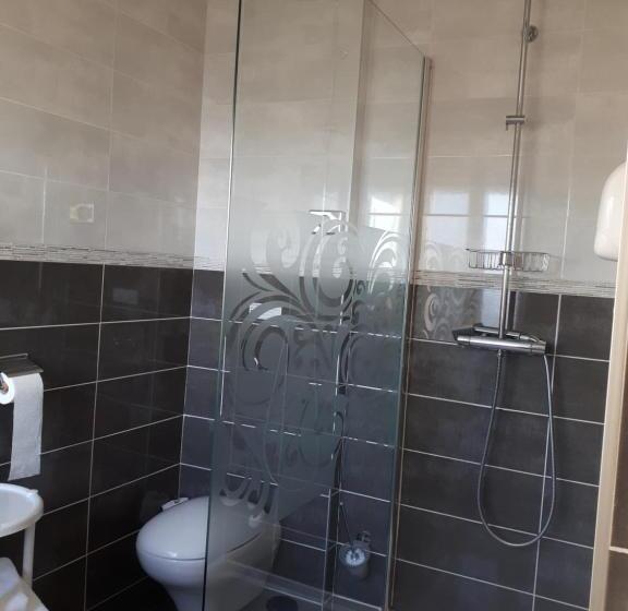 غرفة قياسية رباعية, La Bonbonniere   Sure Hotel Collection By Best Western