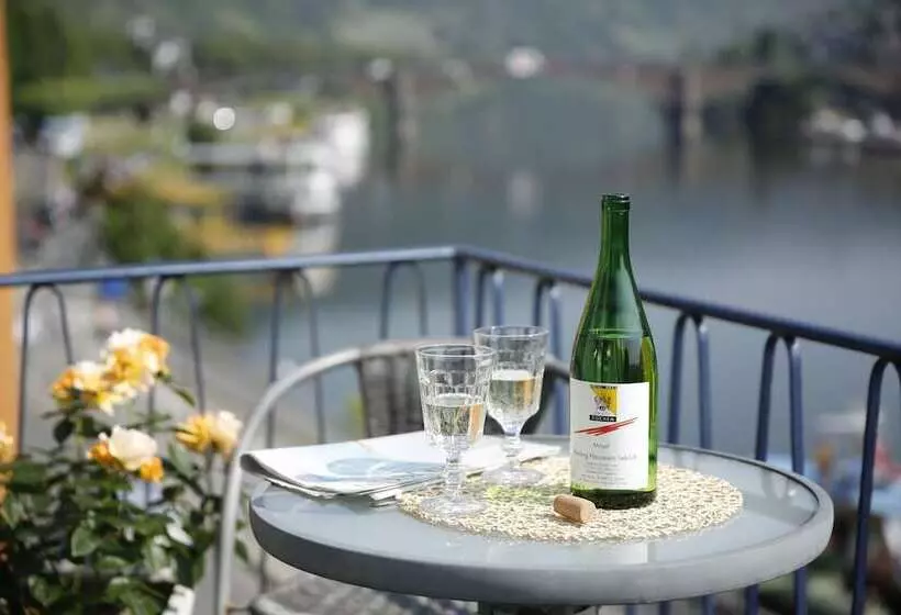 اتاق استاندارد با چشم‌انداز رودخانه, Karl Noss