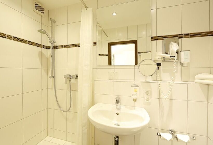 스탠다드 룸 강 전망, Karl Noss