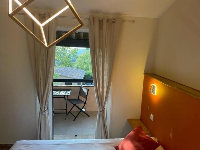 ハイドロマッサージバス付きスイート, L'estirado Des Adrets