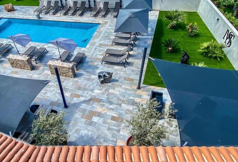 プールビュースタンダードルーム, Maria Stella