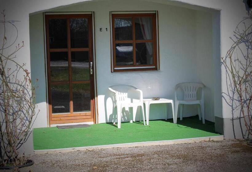 غرفة قياسية مزوَّدة بتراس, Paga