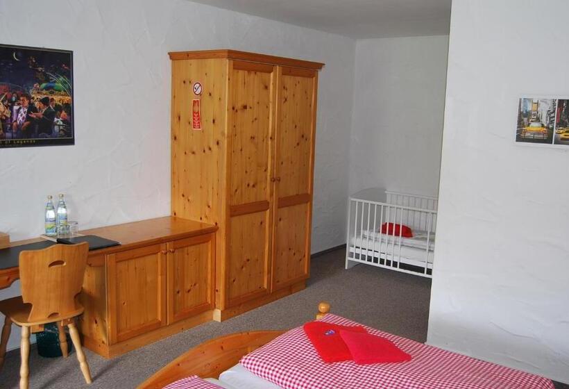 غرفة قياسية مزوَّدة بتراس, Paga