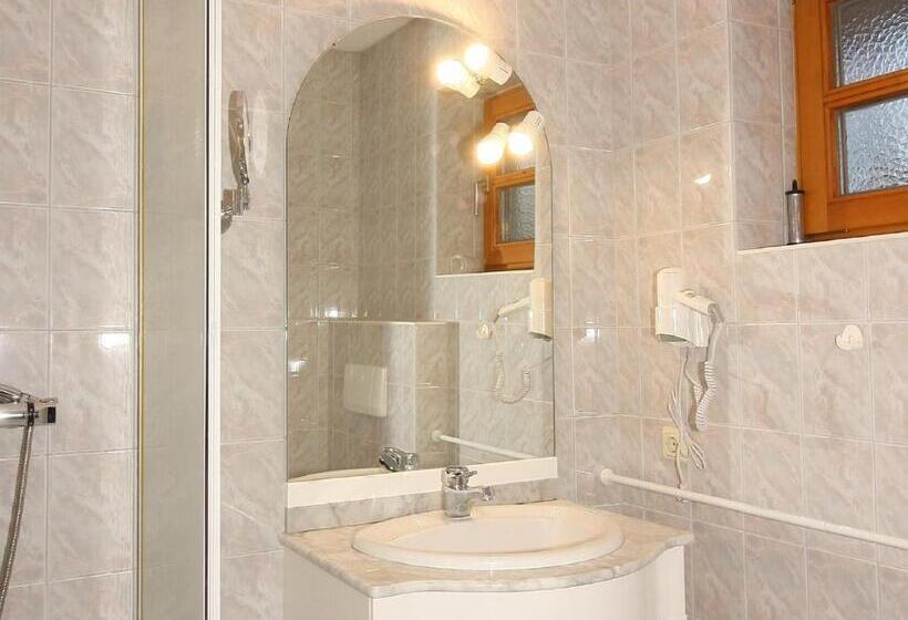 غرفة قياسية مزوَّدة بتراس, Paga