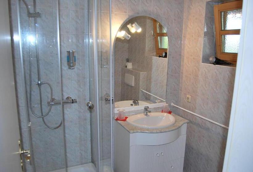 غرفة قياسية مزوَّدة بشُرفة, Paga