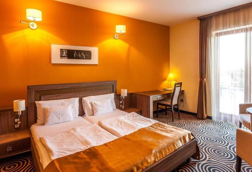 חדר סופריור, Sandor