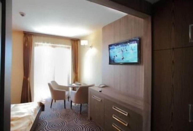 חדר סופריור, Sandor