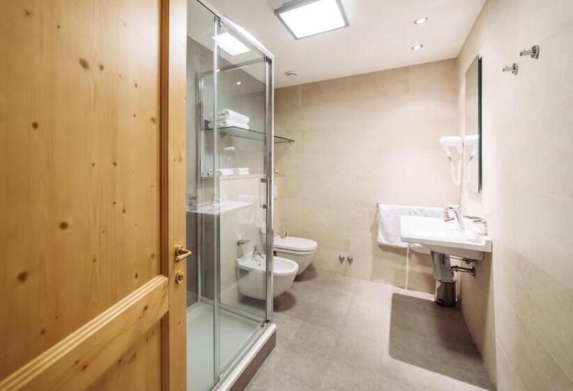 スーペリアトリプルルーム, Schloss Hotel & Spa Pontresina