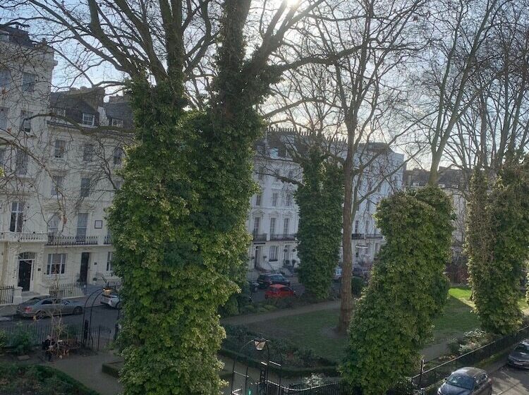 四人标准间, Tony S House