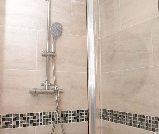 四人标准间, Tony S House