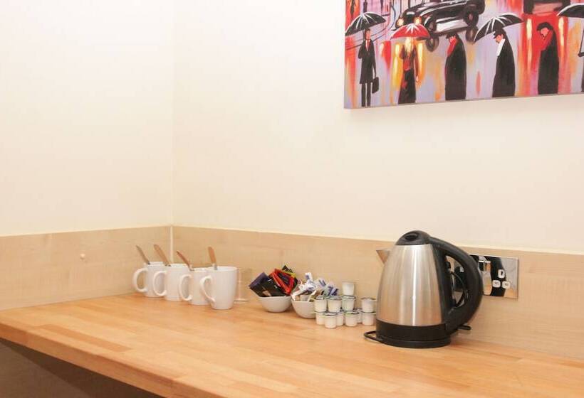 四人标准间, Tony S House