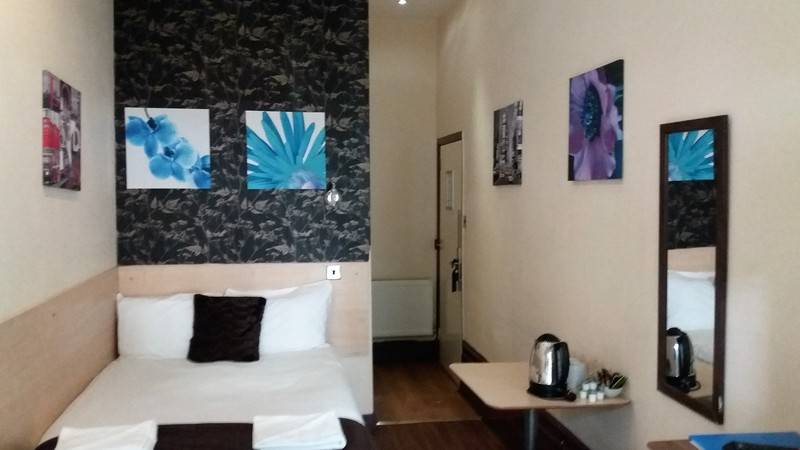 标准间, Tony S House