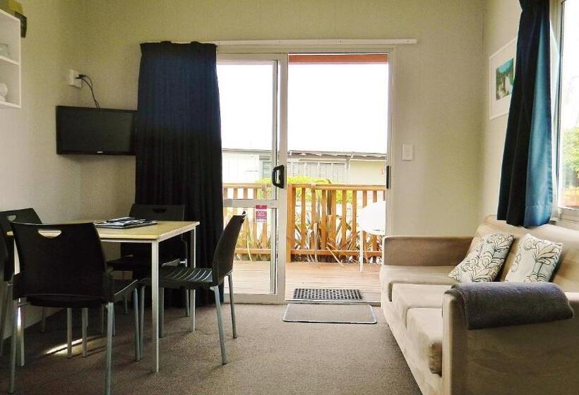 بنجلو قياسى, Taupo Debretts Spa Resort