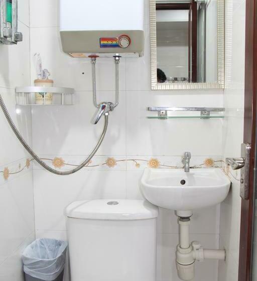 اتاق استاندارد سه نفره, Pay Less Guesthouse