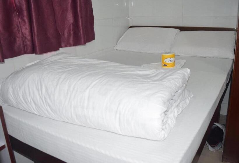 اتاق لوکس, Pay Less Guesthouse