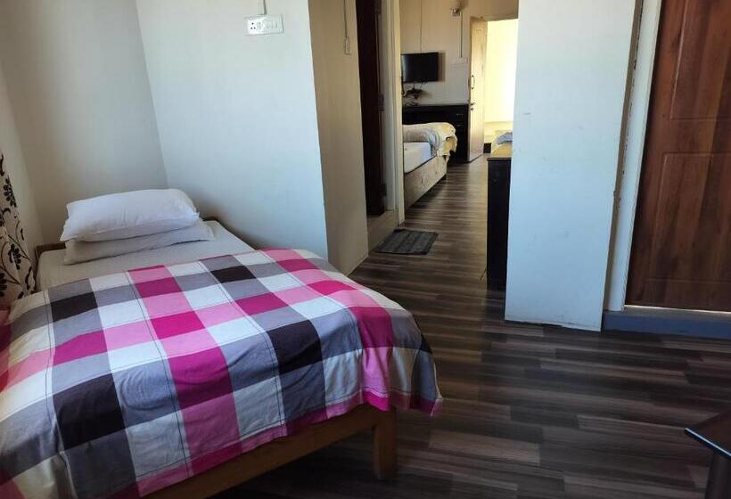 キングサイズベッドのデラックスルーム, The Shillong Hills Guest House