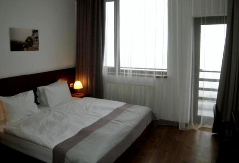 اتاق استاندارد با چشم‌انداز کوهستان, Club2100