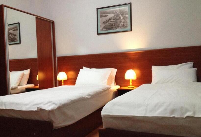 اتاق استاندارد با چشم‌انداز کوهستان, Club2100