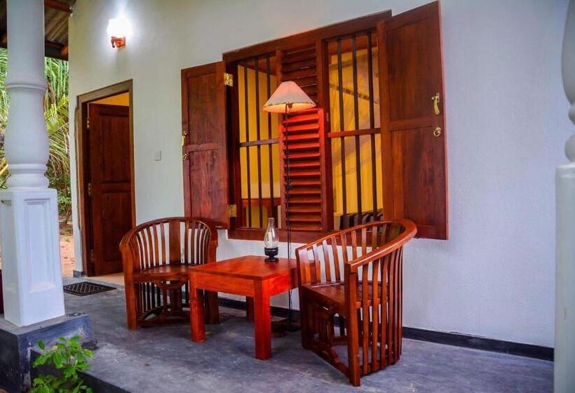 オーシャンビュースタンダードルームバルコニー付き, Shehani Beach Bungalow