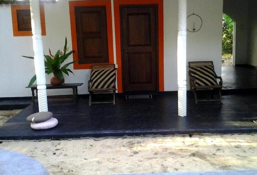 オーシャンビュースタンダードルームバルコニー付き, Shehani Beach Bungalow