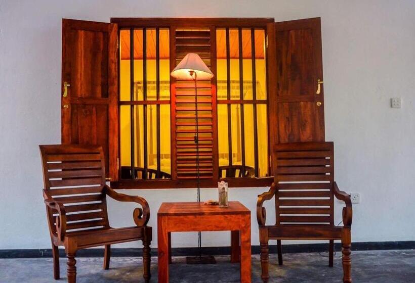 オーシャンビュースタンダードルームバルコニー付き, Shehani Beach Bungalow