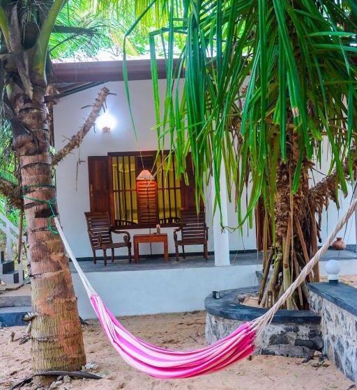 オーシャンビュースタンダードルームバルコニー付き, Shehani Beach Bungalow