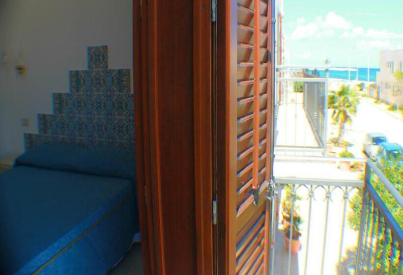 غرفة قياسية مزوَّدة بشُرفة, Araba Fenice