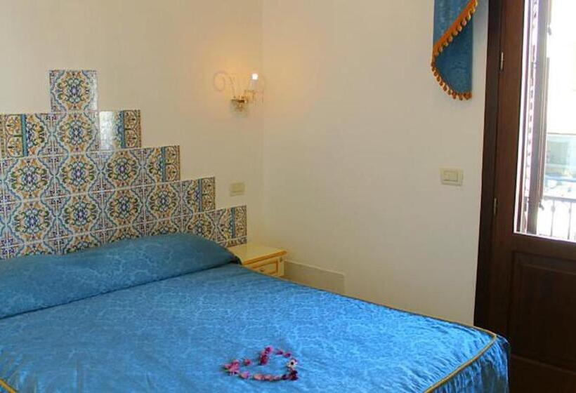 غرفة قياسية مزوَّدة بشُرفة, Araba Fenice