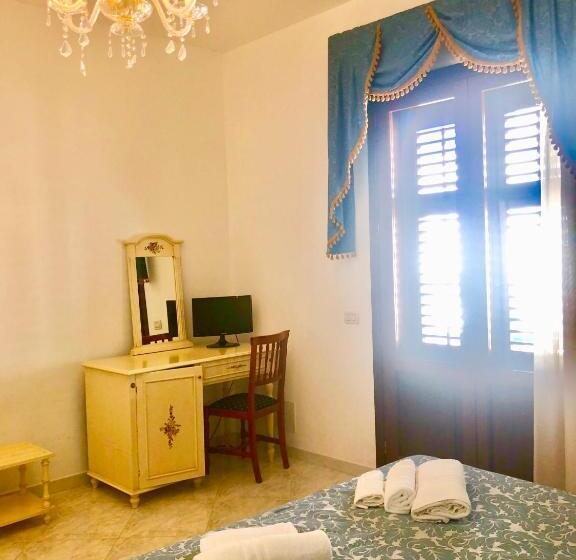 غرفة قياسية ثلاثية مزودة بشرفة, Araba Fenice