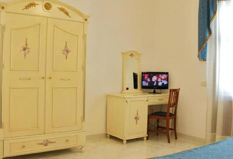 غرفة قياسية ثلاثية مزودة بشرفة, Araba Fenice