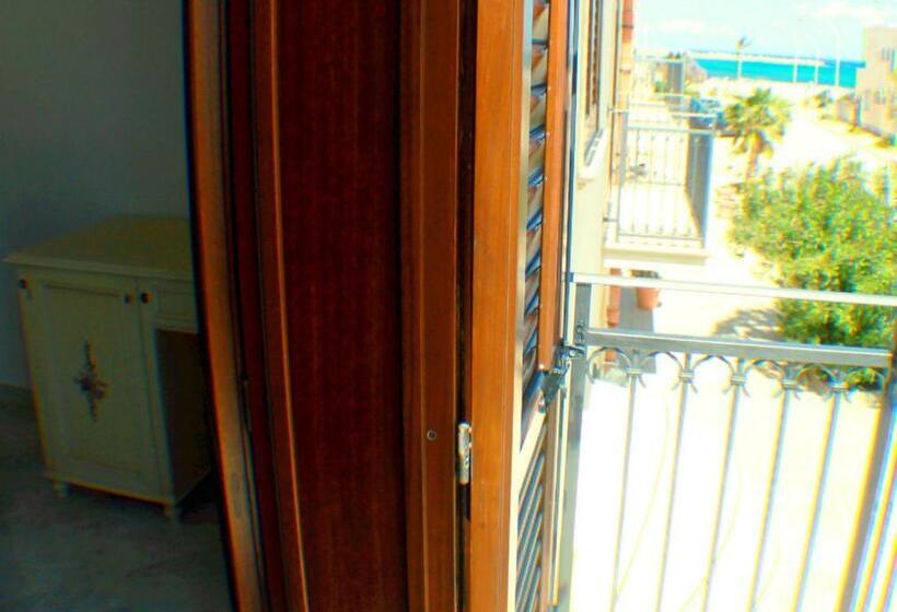 غرفة قياسية ثلاثية مزودة بشرفة, Araba Fenice