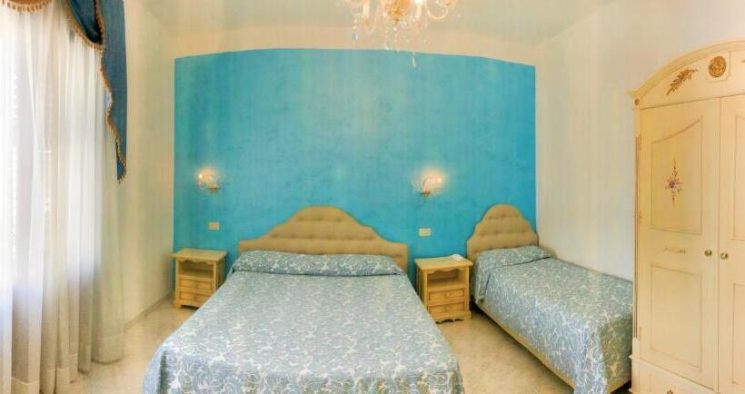 غرفة قياسية ثلاثية مزودة بشرفة, Araba Fenice