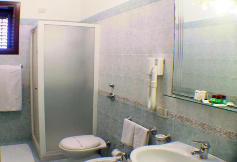 غرفة قياسية مزوَّدة بتراس, Araba Fenice