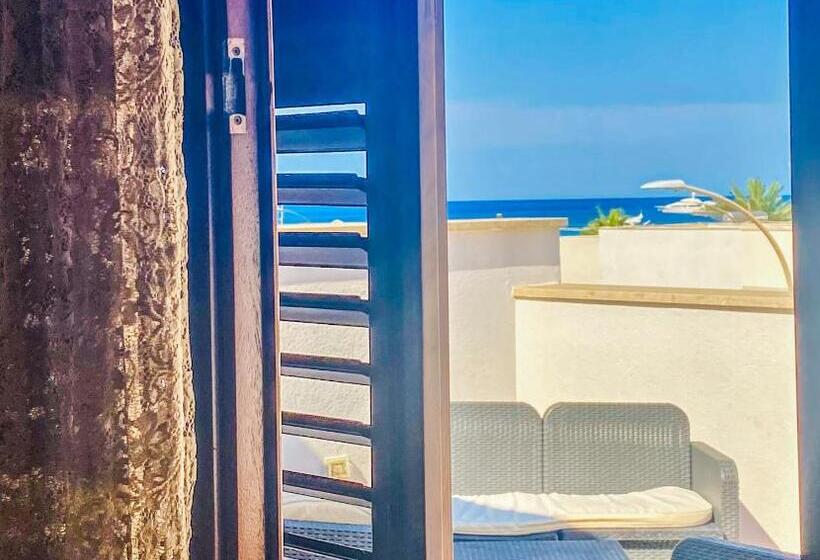 غرفة قياسية مزوَّدة بتراس, Araba Fenice