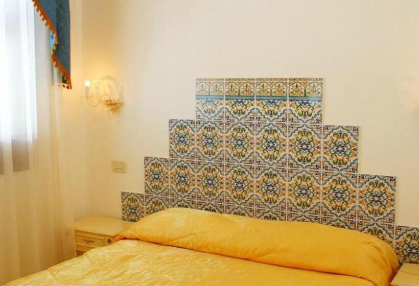 غرفة كلاسيكية فردية, Araba Fenice