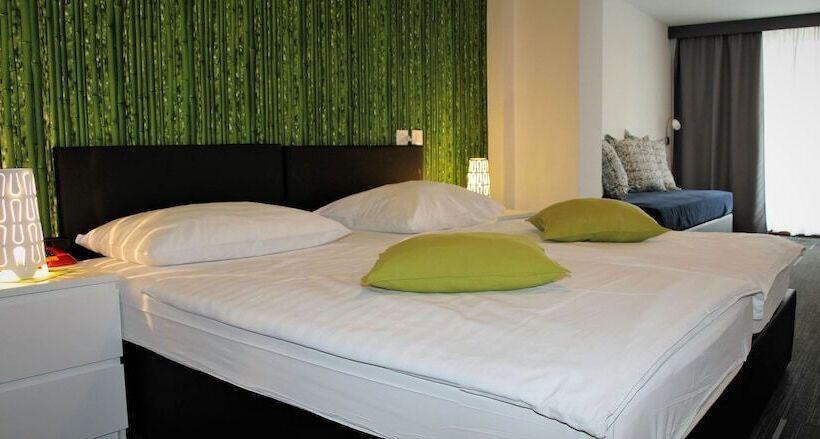 اتاق استاندارد, Bio