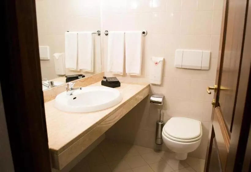 スタンダード4人部屋, Comtes De Challant Albergo Etico Valle D Aosta