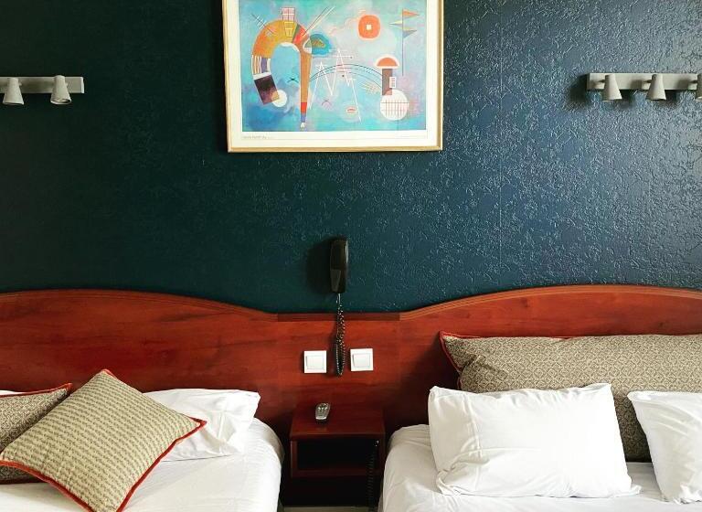 4인용 스탠다드 룸, Grand Hotel De La Poste Lyon Sud Vienne