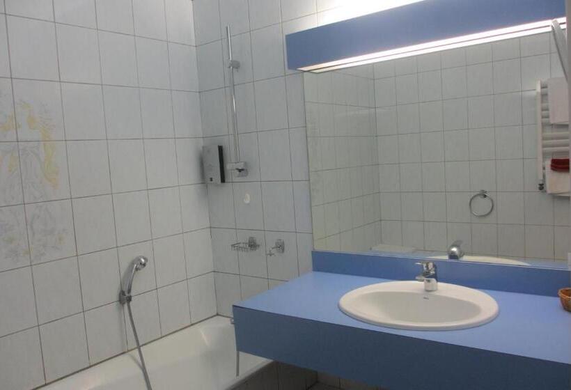 스탠다드 트리플 룸, Hôtel Restaurant La Crèche Et Sa Piscine Intérieure   Logis Hôtels