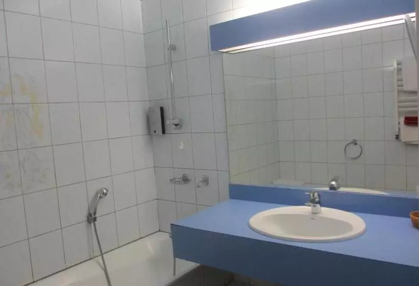 スタンダードトリプルルーム, Hôtel Restaurant La Crèche Et Sa Piscine Intérieure   Logis Hôtels