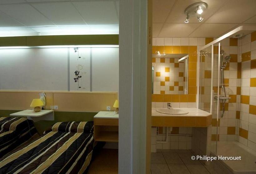 غرفة قياسية ثلاثية, Hôtel Restaurant La Crèche Et Sa Piscine Intérieure   Logis Hôtels