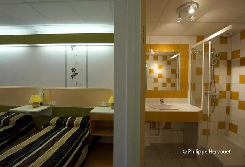 スタンダードトリプルルーム, Hôtel Restaurant La Crèche Et Sa Piscine Intérieure   Logis Hôtels