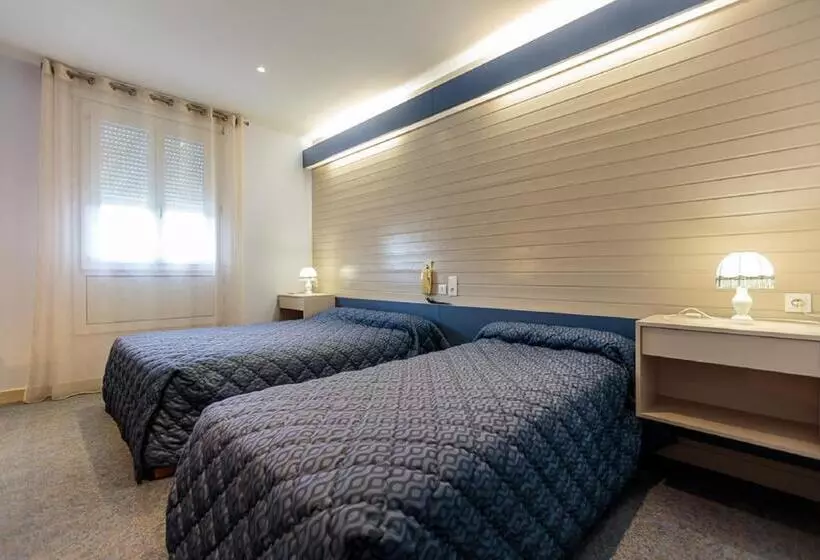 スタンダードトリプルルーム, Hôtel Restaurant La Crèche Et Sa Piscine Intérieure   Logis Hôtels