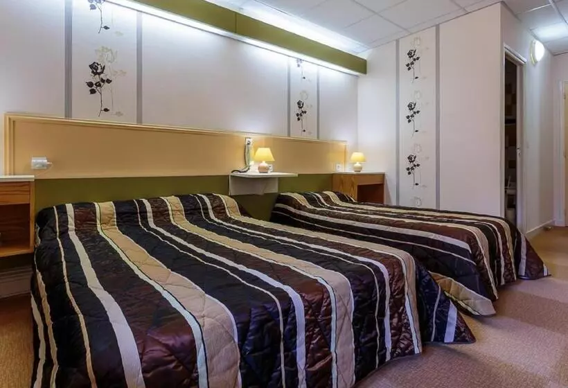 スタンダードトリプルルーム, Hôtel Restaurant La Crèche Et Sa Piscine Intérieure   Logis Hôtels