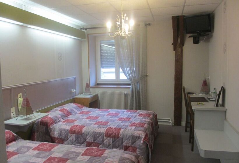 Номер Стандарт Трехместный, Hôtel Restaurant La Crèche Et Sa Piscine Intérieure   Logis Hôtels
