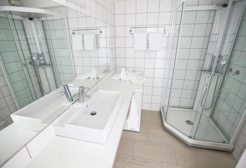 דירת שלושה חדרים, Rosfjord Strand