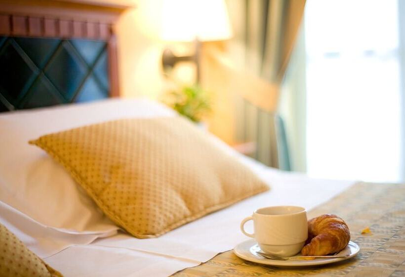 חדר סטנדרט לשלושה, Savoia