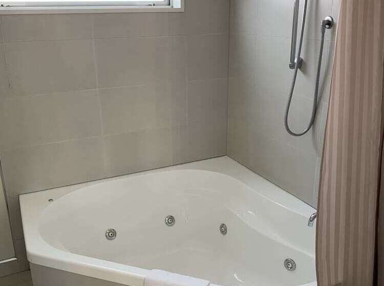 استودیوی استاندارد, Salerno Motel Apartments