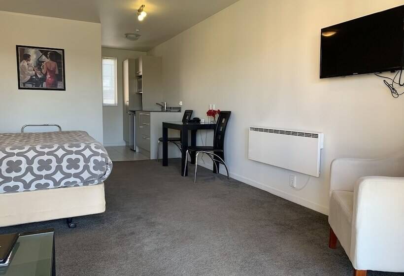 استودیوی استاندارد, Salerno Motel Apartments